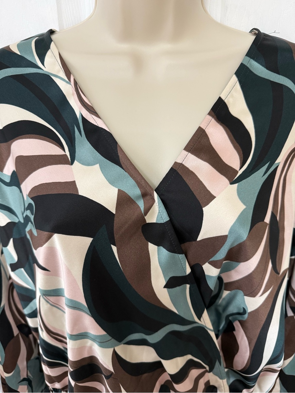 Pleione Abstract Print Surplice Bell Sleeve Smocked Blouse XL - Picture 5 of 15